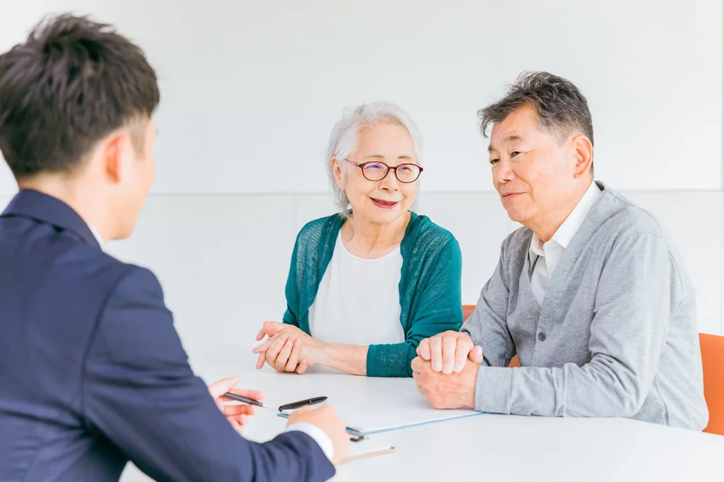 相談する老夫婦